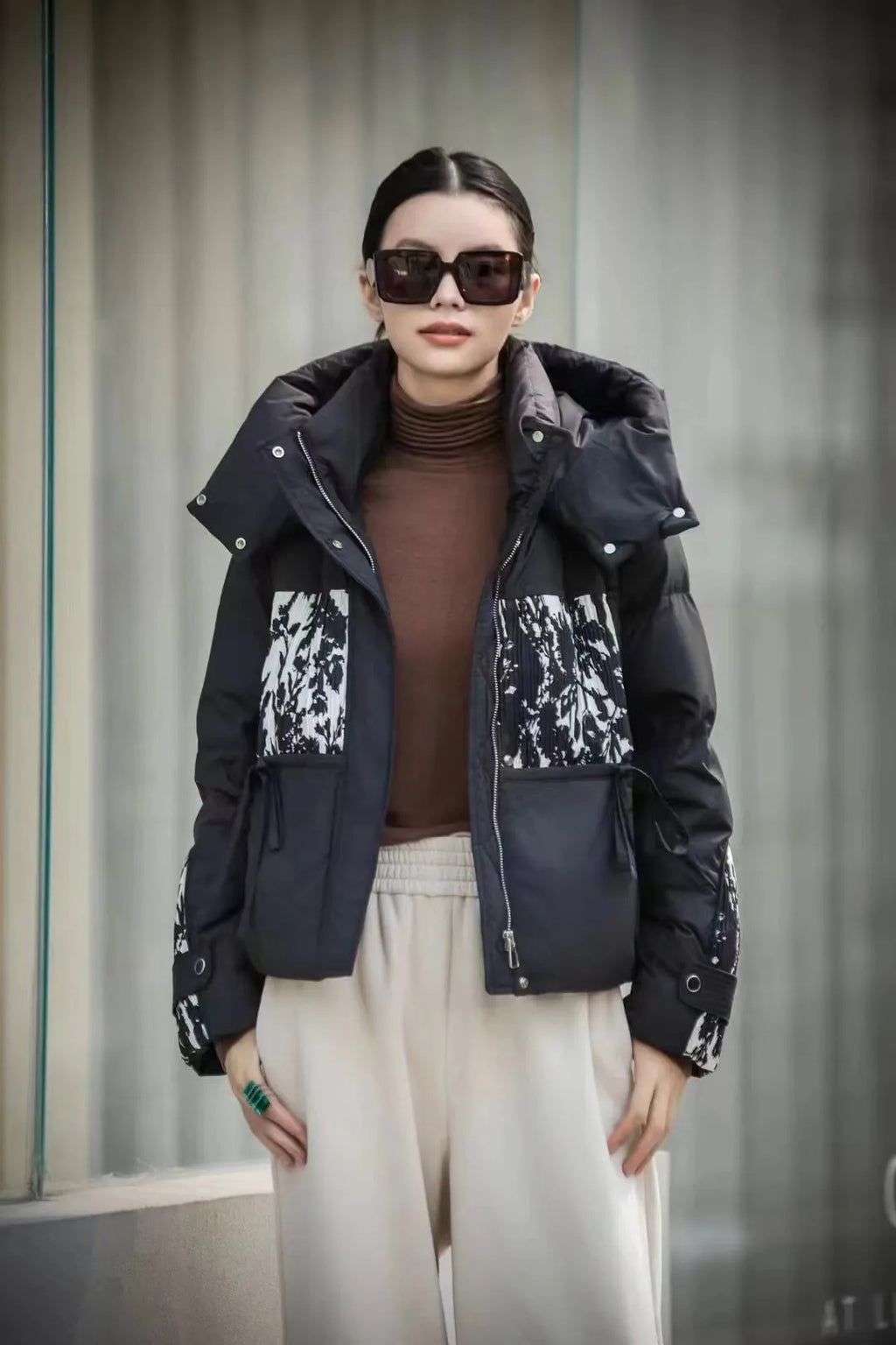 Elvy - Kurze Daunenjacke mit Kapuze und weichen Nähten