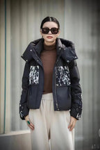 Elvy - Kurze Daunenjacke mit Kapuze und weichen Nähten