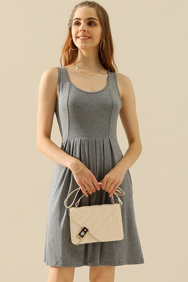 Doublju Full Taille Round Neck Ruched Sleeveless Dress with Pockets