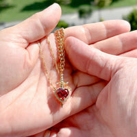 Collier pour femmes avec pendentif en forme de cœur et détails d'épée