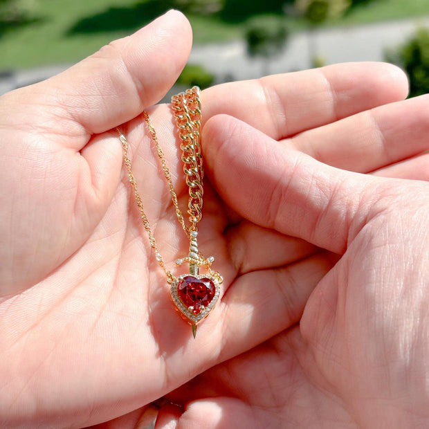 Collier pour femmes avec pendentif en forme de cœur et détails d'épée