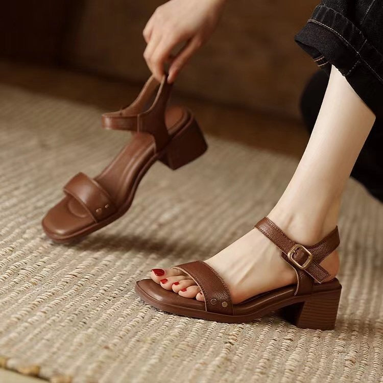 Quadratische Damen-Sandalen mit breitem Absatz und verstellbarem Riemen - Mireille