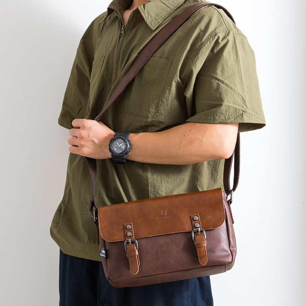 Herren-Umhängetasche aus Kunstleder mit Vintage-Schnallen - Matthew