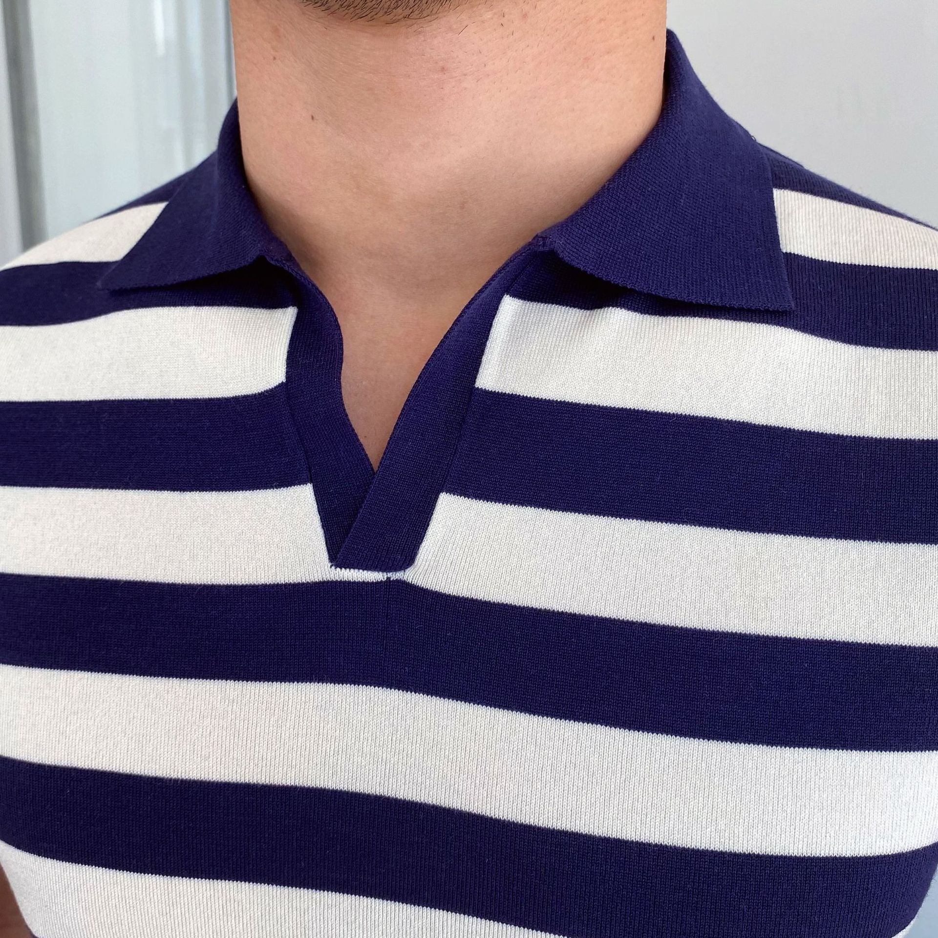 Breit gestreiftes Herren-T-Shirt im Polo-Stil - Adrian