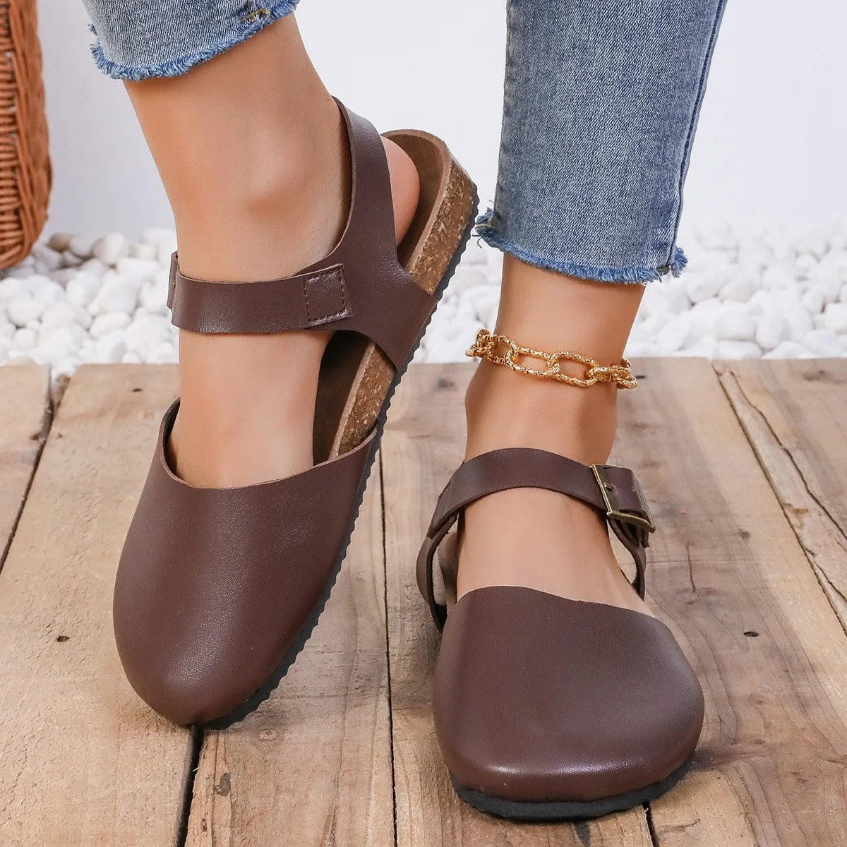 Damen flache Sandalen mit geschlossener Spitze und Schnalle - Martina