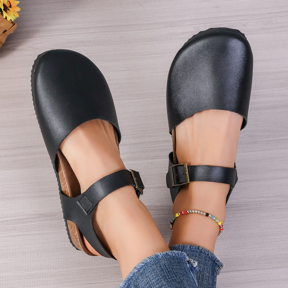 Damen flache Sandalen mit geschlossener Spitze und Schnalle - Martina