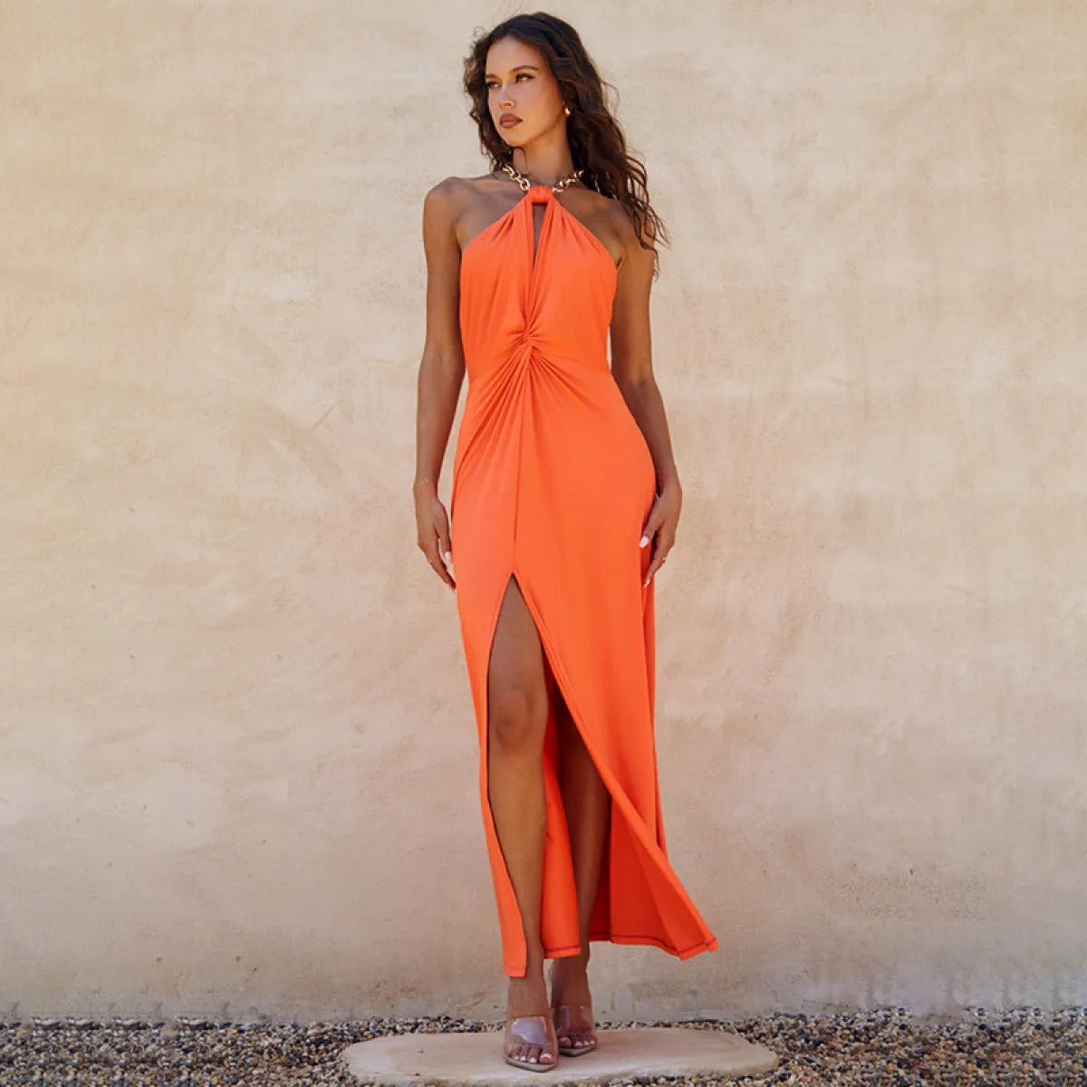 Langes Kleid mit Neckholder-Ausschnitt, Rüschen und Schlitz vorne - Eliana