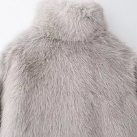 Manteau court pour femme en élégante fourrure synthétique végétalienne - Yuliana