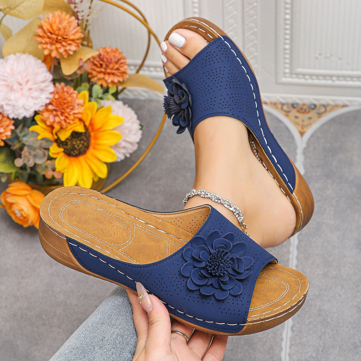 Marineblaue Keilsandaletten mit Blumenmuster für Damen - Calista
