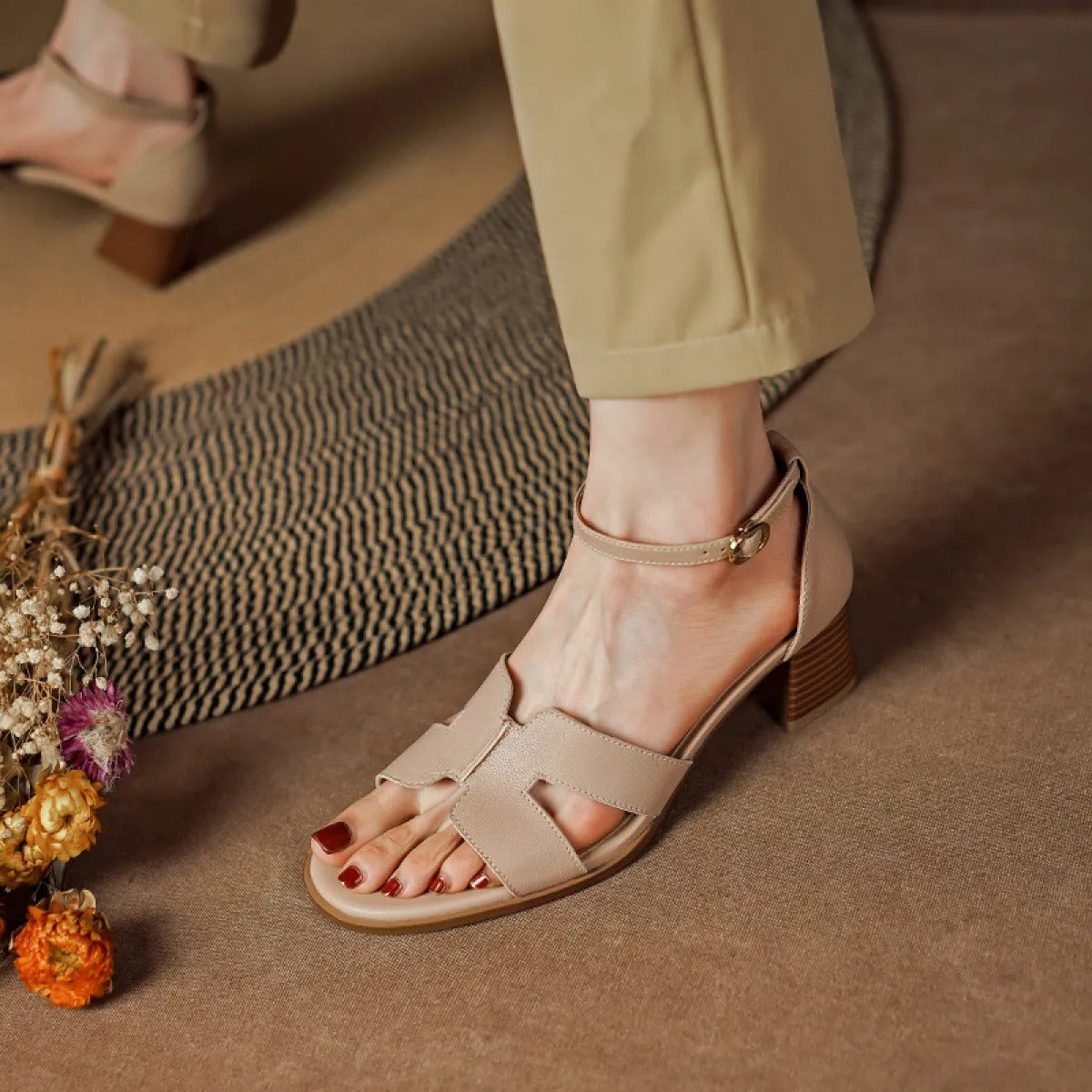 Flache Damensandalen aus Kunstleder mit minimalistischem Design - Martina