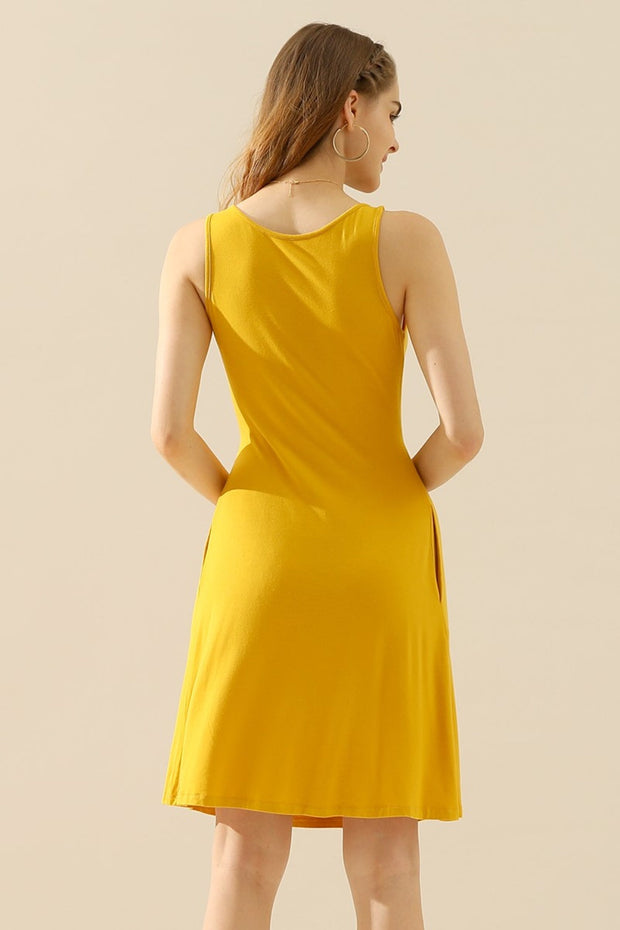 Doublju Full Taille Round Neck Ruched Sleeveless Dress with Pockets