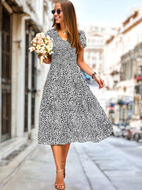 Susan - Robe à col en V avec manches en volants