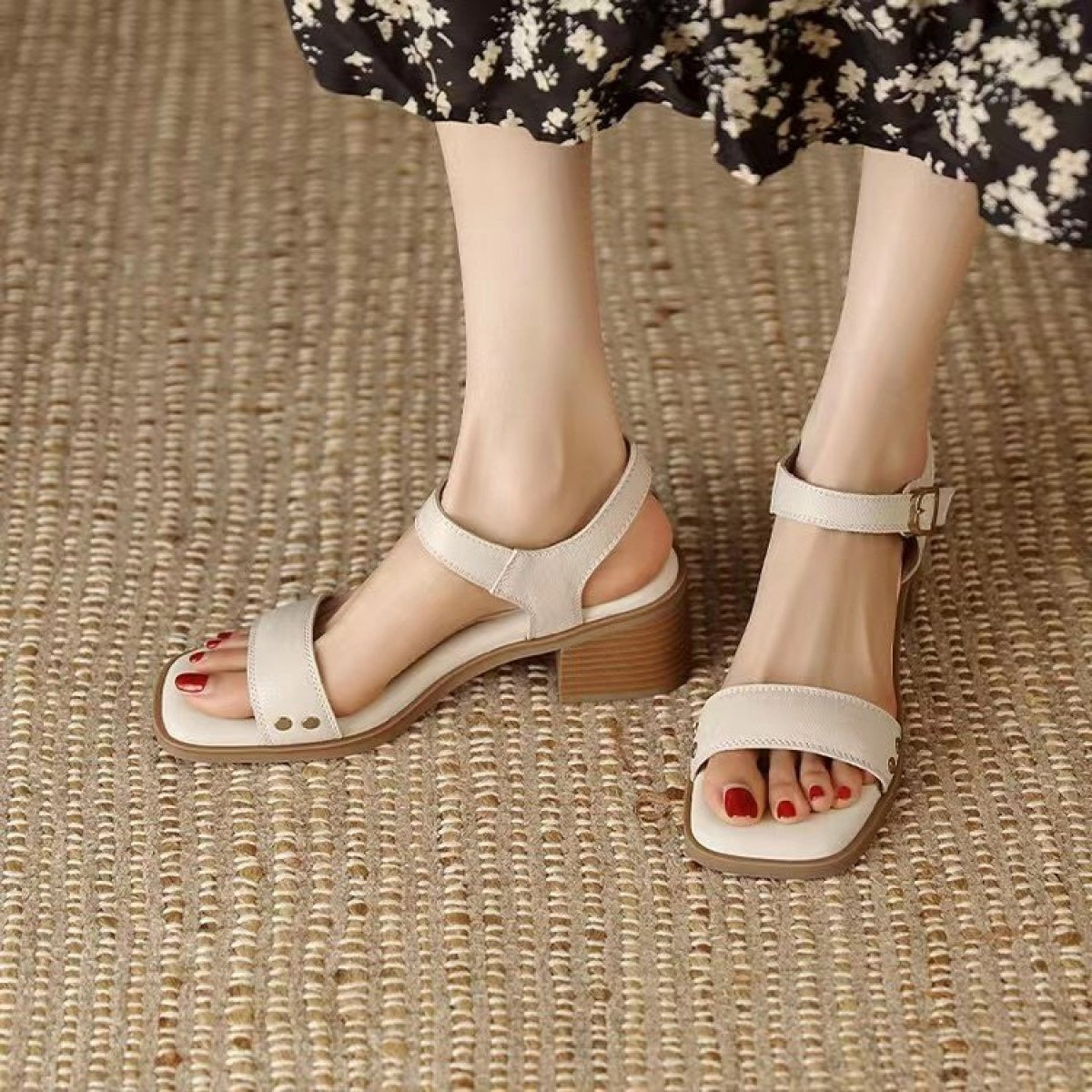 Quadratische Damen-Sandalen mit breitem Absatz und verstellbarem Riemen - Mireille