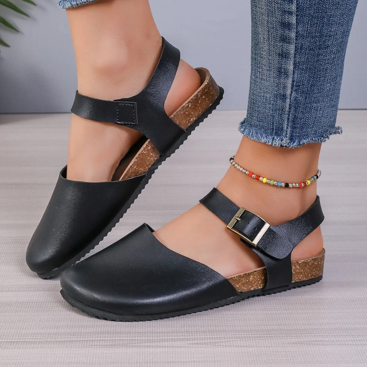 Damen flache Sandalen mit geschlossener Spitze und Schnalle - Martina