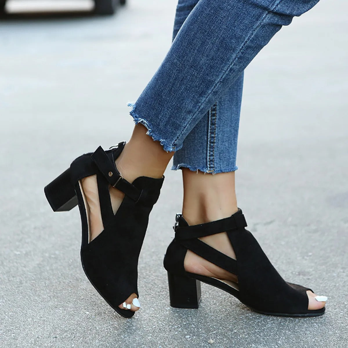 Damenstiefel aus synthetischem Wildleder mit Öffnung vorne und Blockabsatz - Mireia