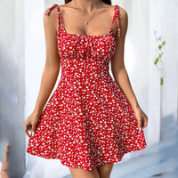 Kurzes geblümtes Damenkleid mit Trägern und Rüschen im Sommerstil - Amalia