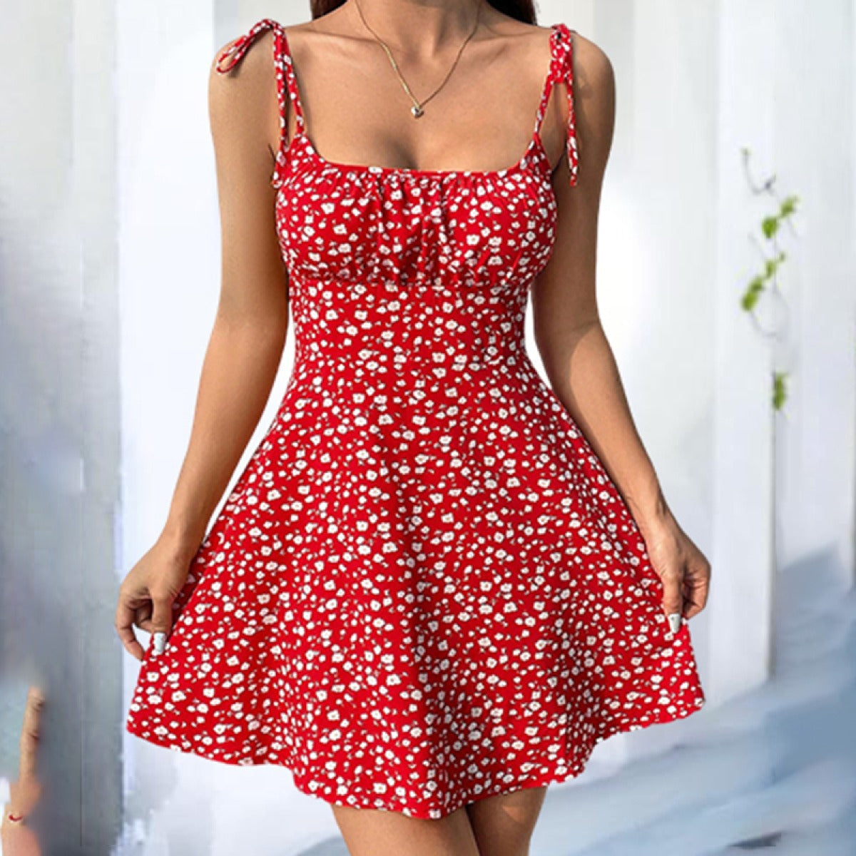 Kurzes geblümtes Damenkleid mit Trägern und Rüschen im Sommerstil - Amalia