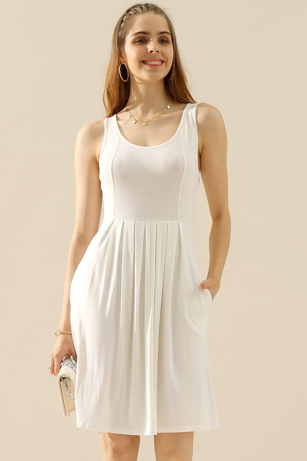Doublju Full Taille Round Neck Ruched Sleeveless Dress with Pockets