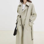 Langer Trenchcoat für Damen mit doppeltem Revers und verstellbarem Gürtel - Maelis