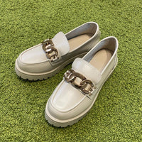 Eloise - Classic loafer with chain detail