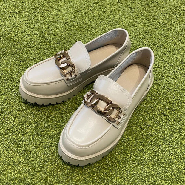 Eloise - Classic loafer with chain detail