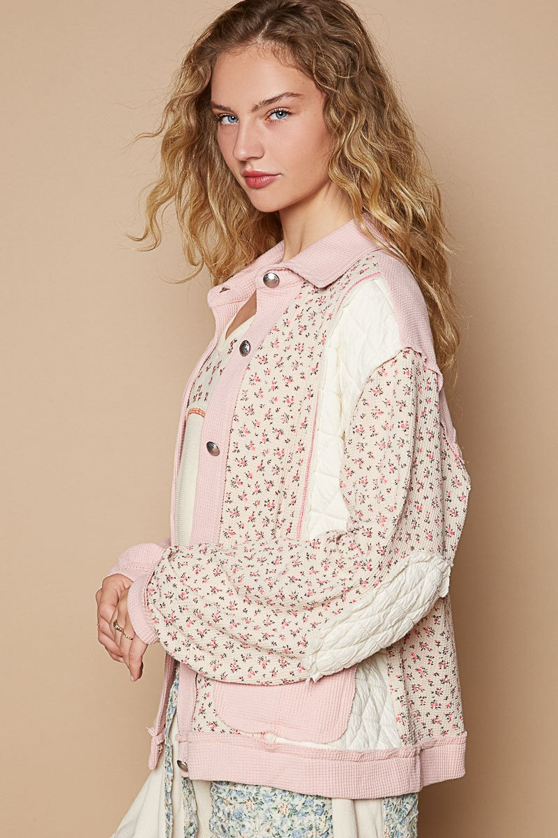Armelle - Steppjacke mit Knöpfen, freiliegenden Nähten und Blumenmuster