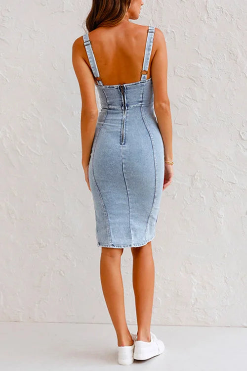 Jupe en jean avec fente sur le devant et col en U, parfaite pour un look décontracté et branché