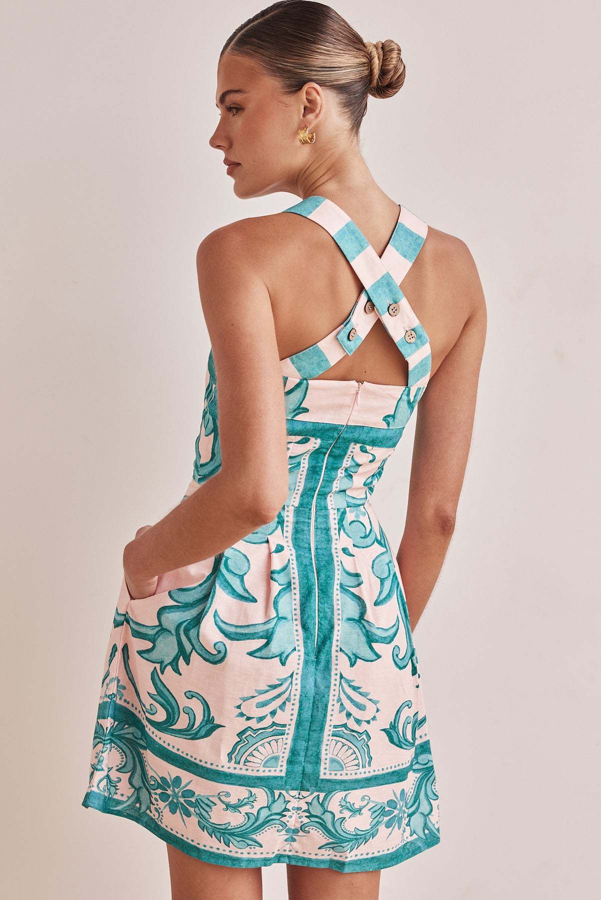Kurzes bedrucktes Damenkleid in raffiniertem A-Linien-Schnitt - Mireya