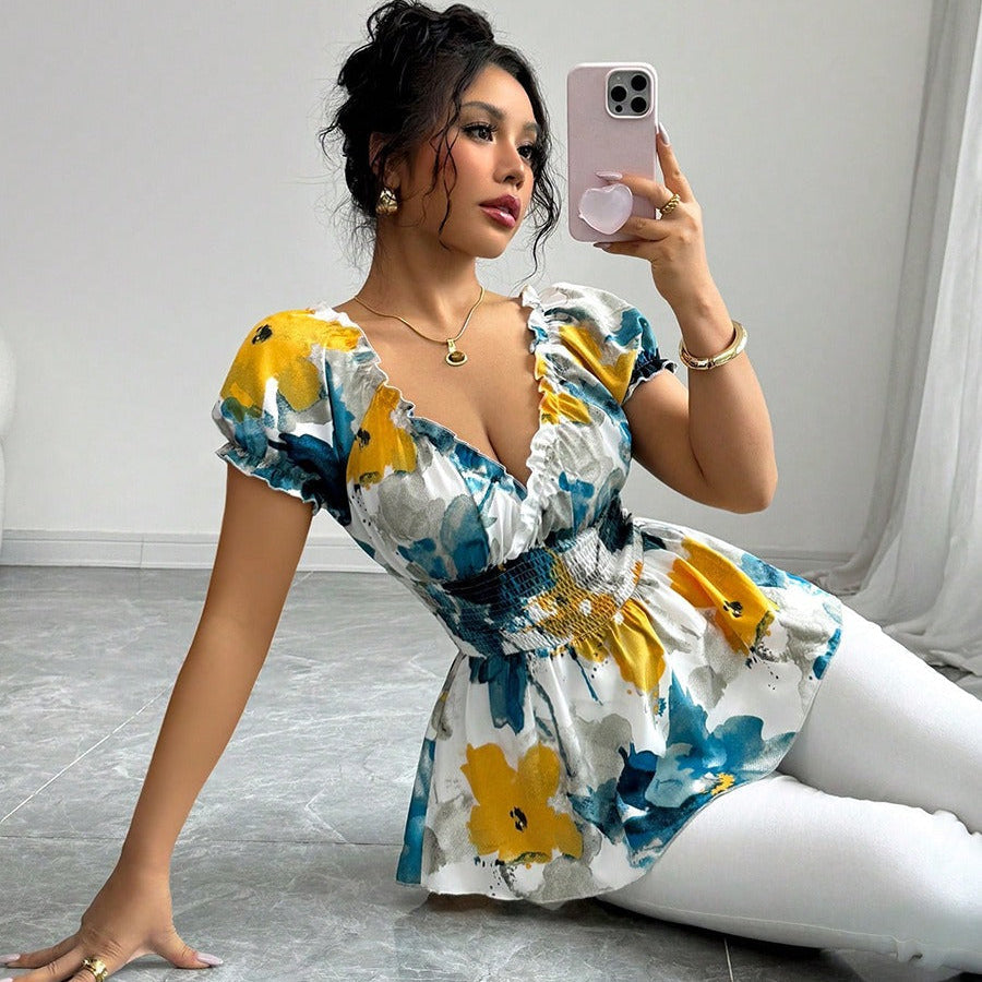 Damenbluse mit tiefem Ausschnitt mit Blumendruck und Schößchen - Yelina