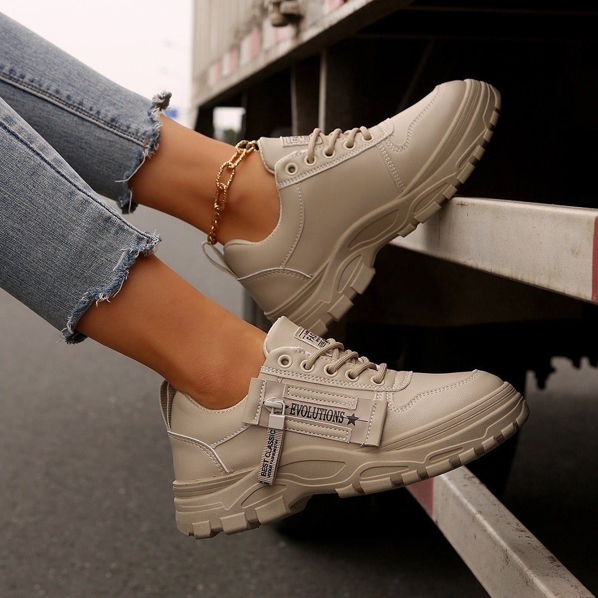 Damen-Turnschuhe im urbanen Stil mit dicken Sohlen und seitlichem Verschluss - Camila