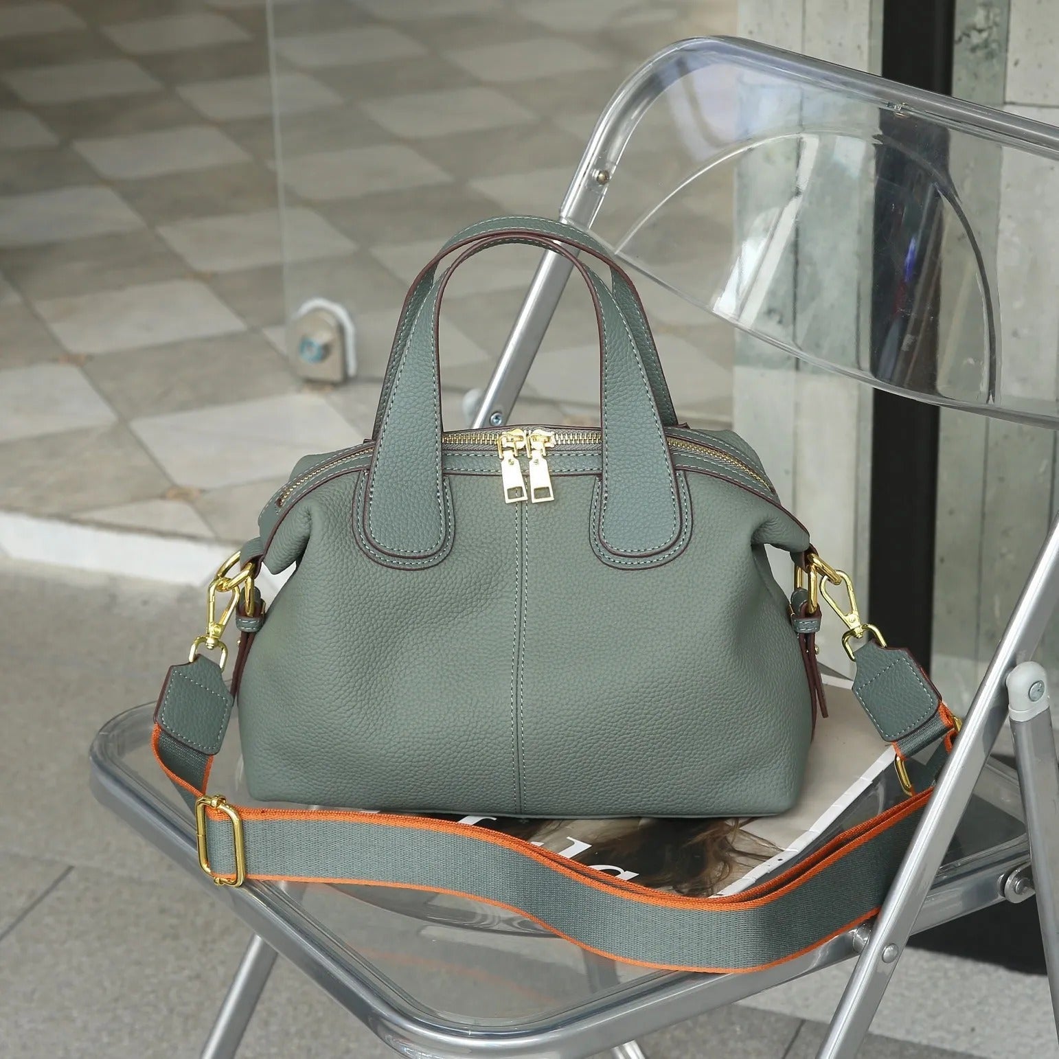 Damenhandtasche aus Kunstleder mit Metallbeschlägen im strukturierten Stil - Marcela