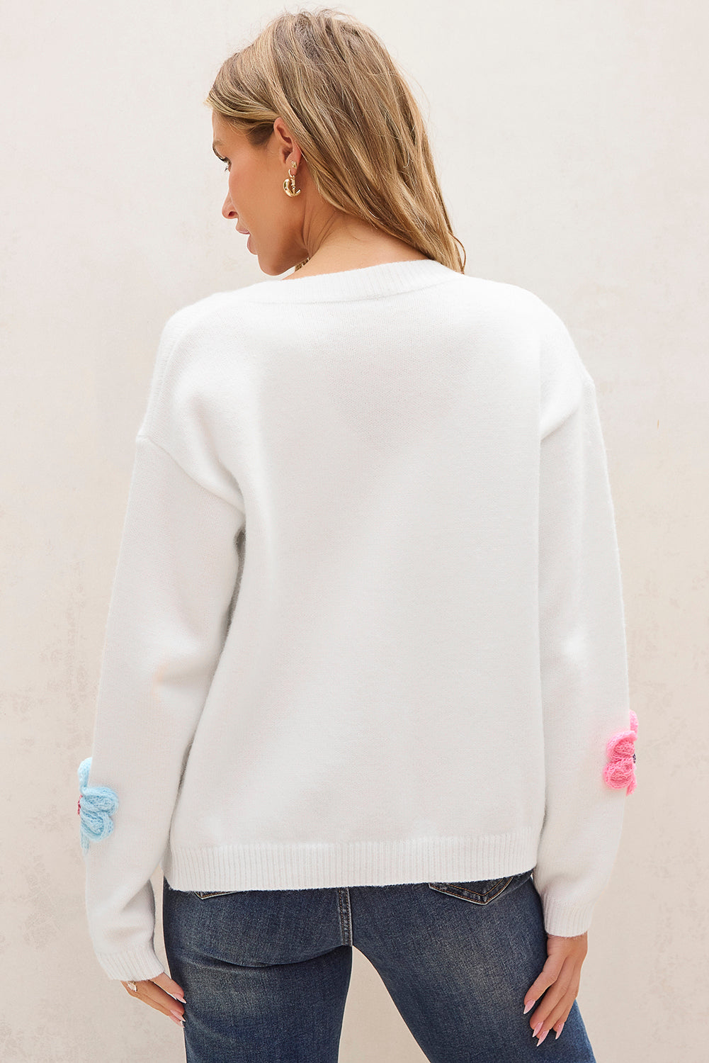 Arielle - Niedliche, gestrickte Strickjacke mit Blumenmuster und Knöpfen