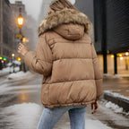Larissa - Warme Jacke mit flauschiger Fellkapuze