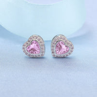 Boucles d'oreilles pour femmes avec un motif en forme de cœur et des détails étincelants