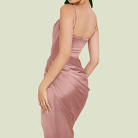 Casandra - Robe en satin à volants et fines bretelles