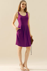 Doublju Full Taille Round Neck Ruched Sleeveless Dress with Pockets