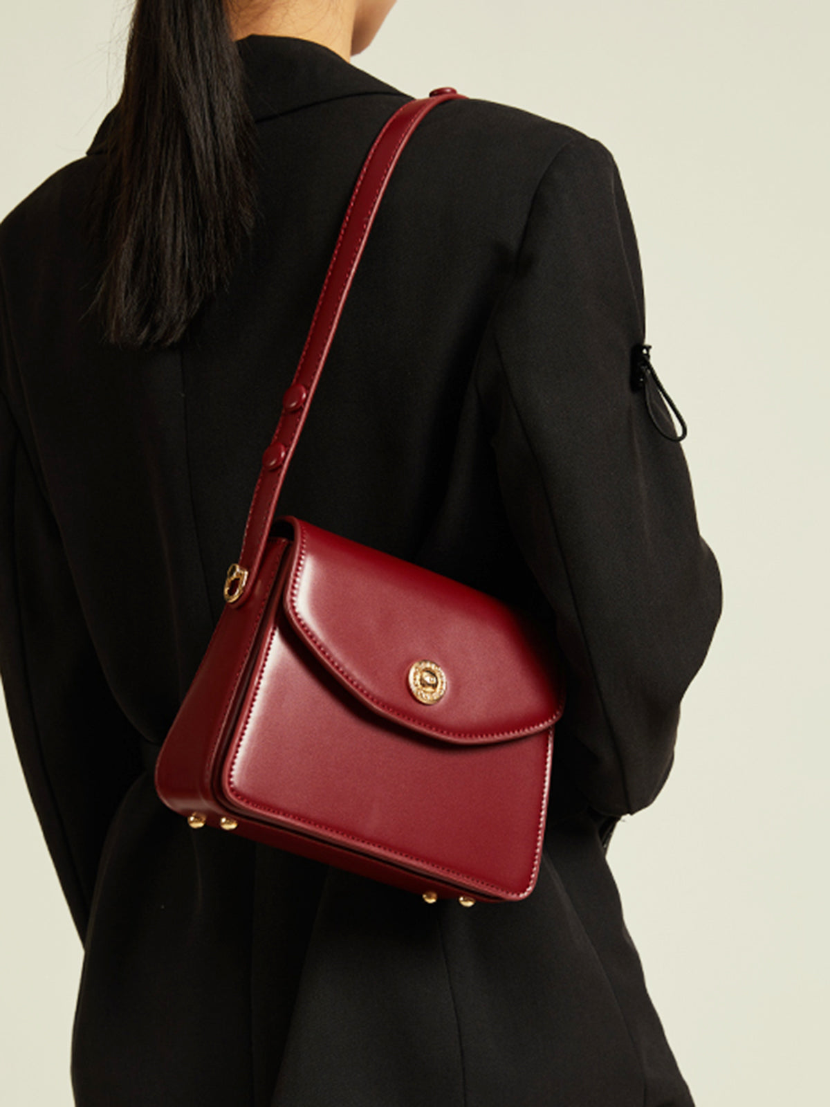 Damenhandtasche mit Klappe und eleganter Verarbeitung