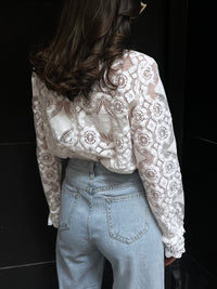 Hannah - T-shirt à col ras-du-cou à broderie de dentelle florale semi-transparente