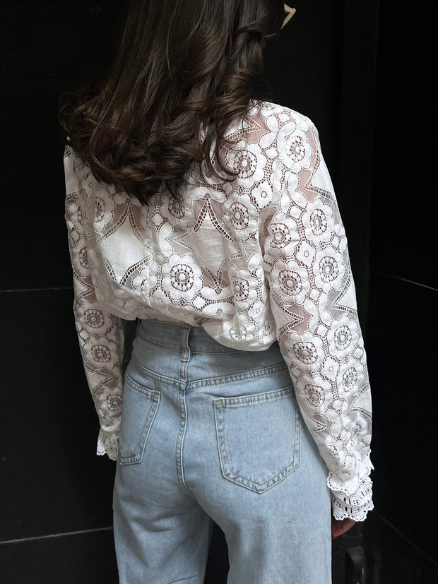 Hannah - T-shirt à col ras-du-cou à broderie de dentelle florale semi-transparente