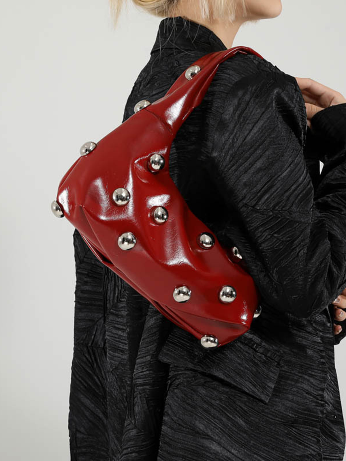 Damen-Umhängetasche mit dekorativen Metalldetails