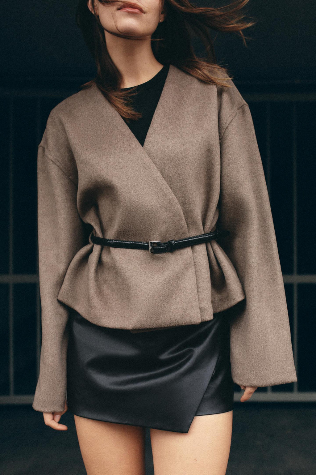 Kurze Damenjacke mit Gürtel und V-Ausschnitt – Irina