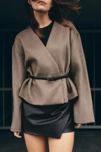 Kurze Damenjacke mit Gürtel und V-Ausschnitt – Irina