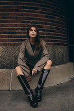 Kurze Damenjacke mit Gürtel und V-Ausschnitt – Irina
