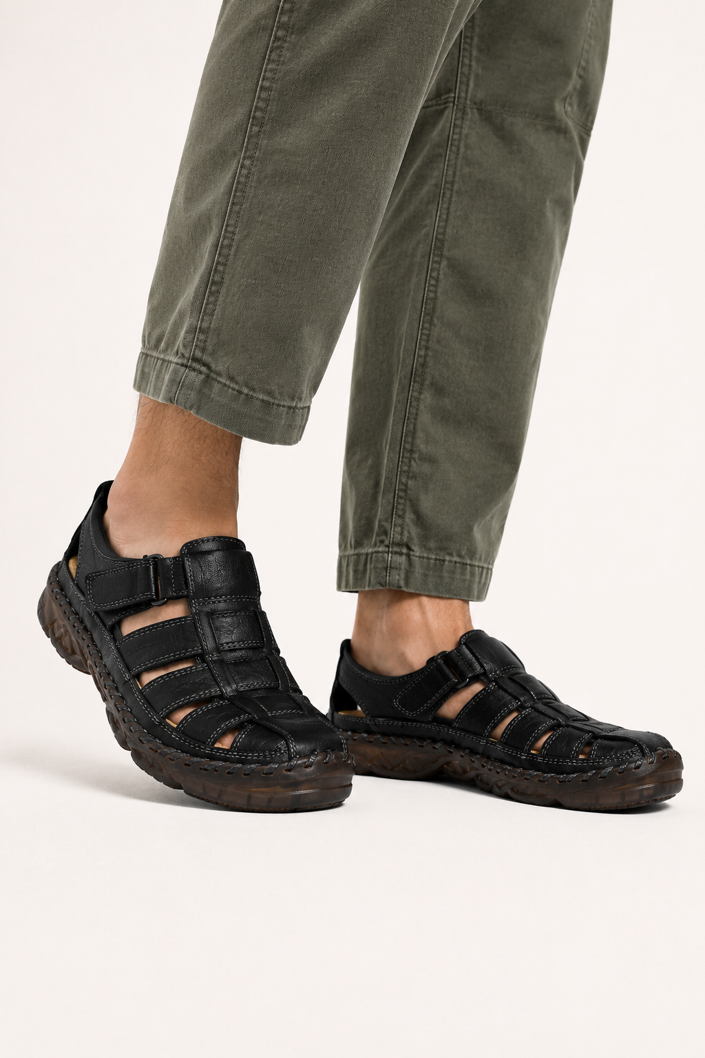 Geschlossene Herrensandalen mit Klettverschluss und dicker Sohle – Oskar