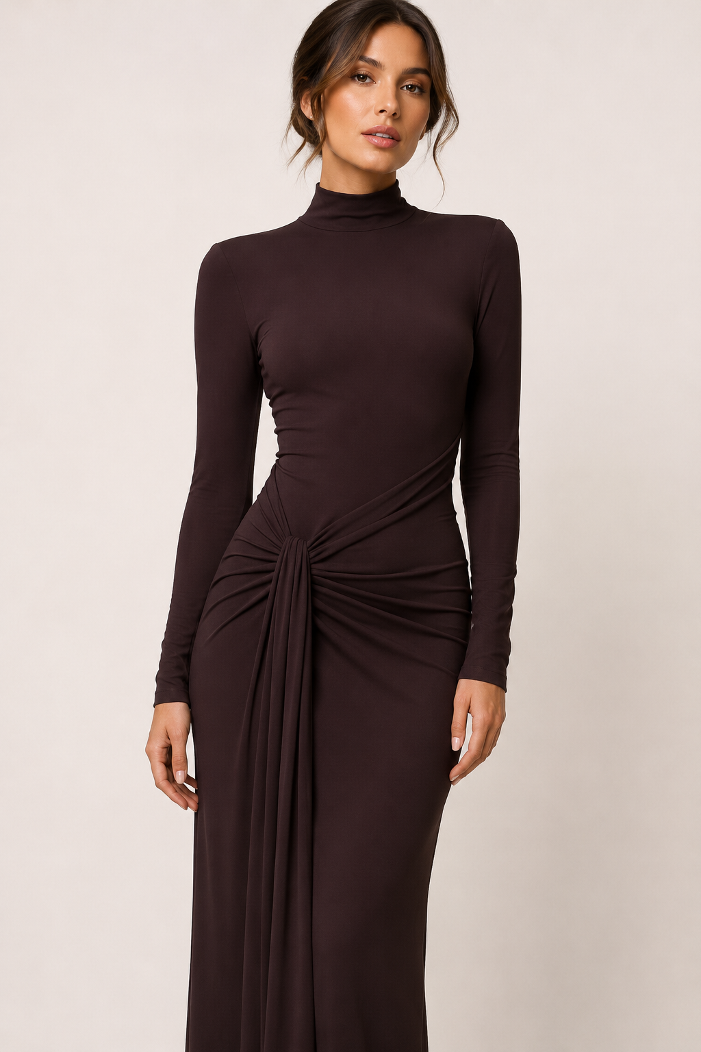 Langes Damenkleid mit hochgeschlossenem, drapiertem Ausschnitt – Monik