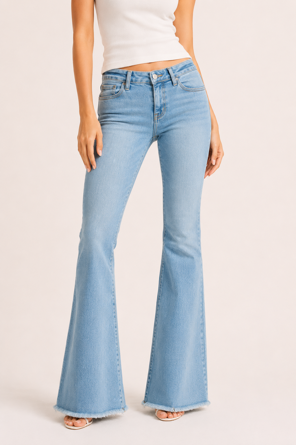 Damen-Jeans im Flare-Schnitt mit hoher Taille und ausgefranstem Saum – Anika
