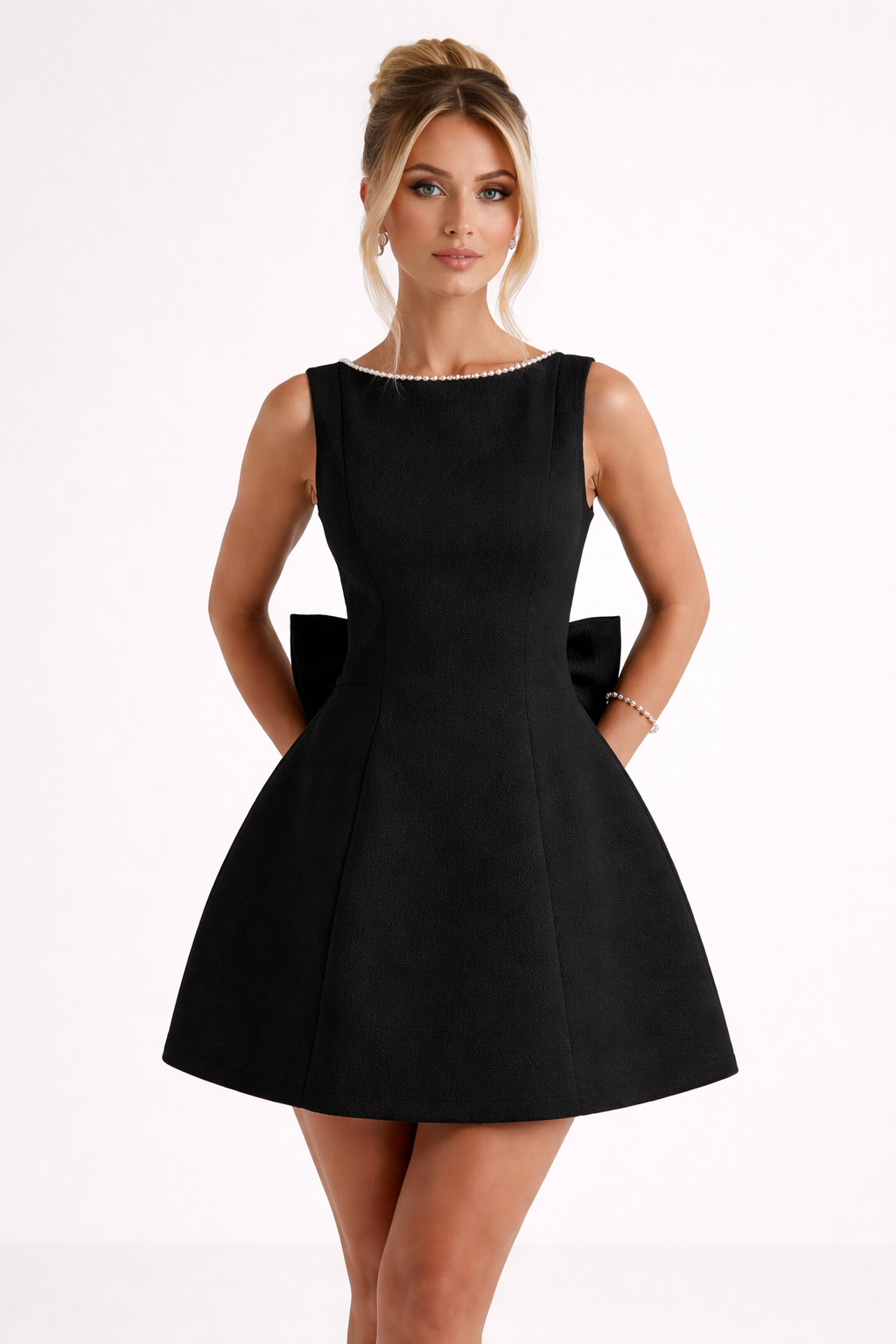 Ärmelloses ärmelloses kurzes Kleid mit Schleife und offenem Rücken - Roxana
