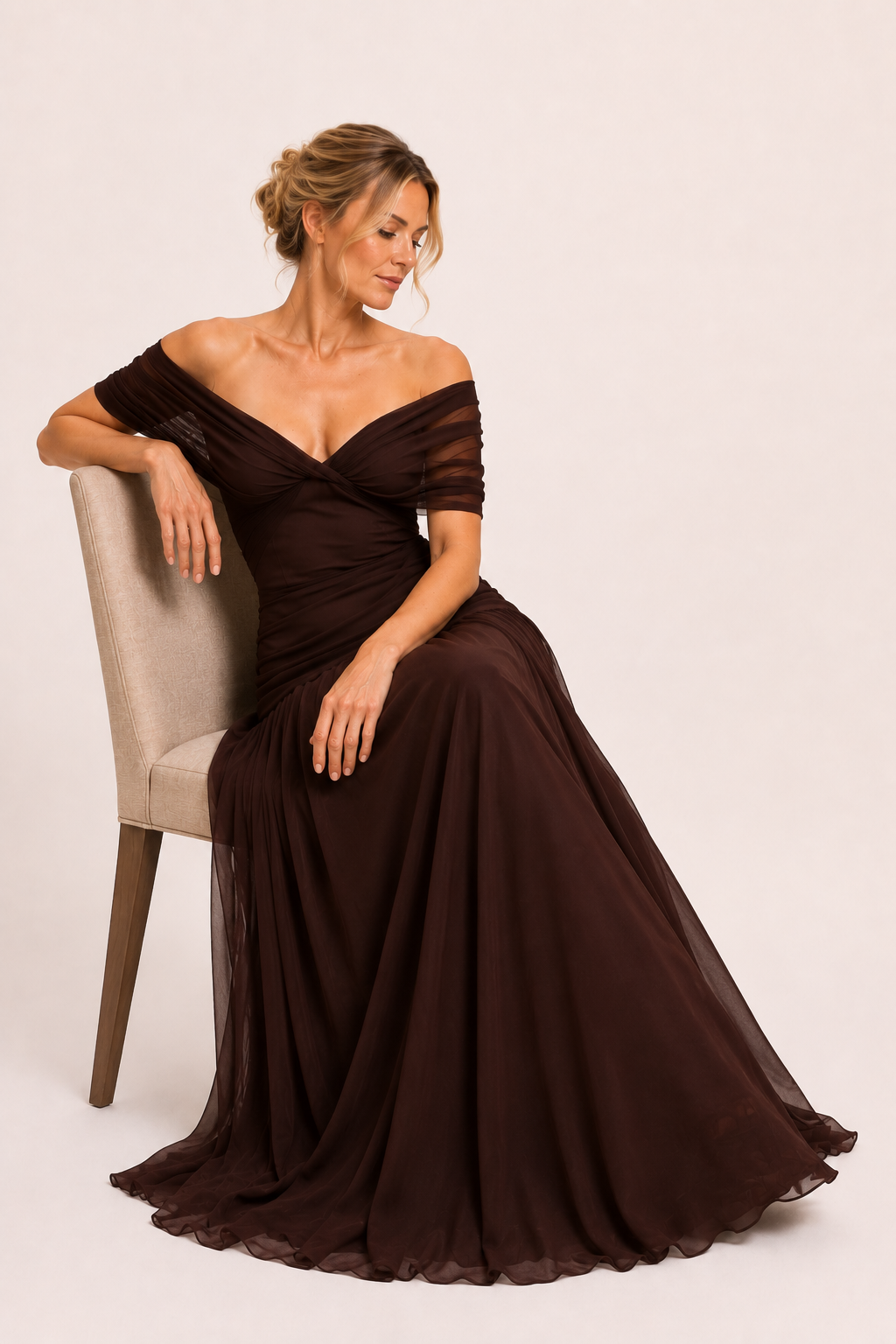 Langes, gerafftes Damenkleid mit V-Ausschnitt und freien Schultern – Marita