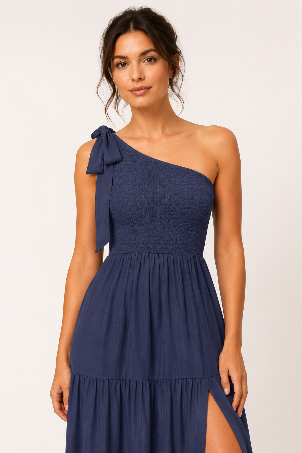 Langes Damenkleid mit einer Schulter, Schleife und Schlitz – Karla