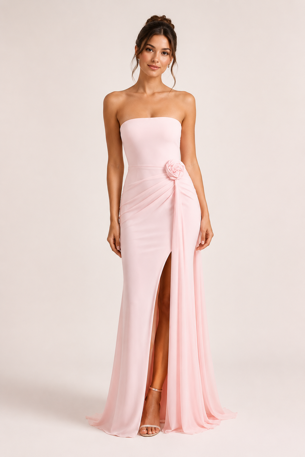 Langes, trägerloses Damenkleid mit Drapierung und Schlitz – Monika